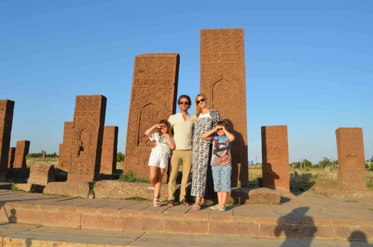 Bitlislilerin ünlü gelini büryan yedi, Van Gölü’nde yüzdü
