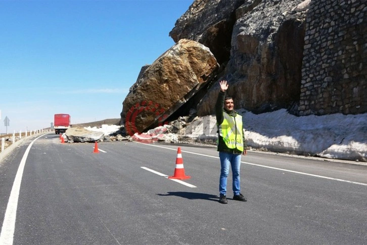 Bitlis’te dev kaya blokları karayoluna düştü