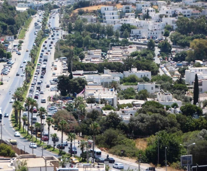 Bodrum’a tatilci akını başladı: Trafik kilitlendi, sahillerde adım atacak yer kalmadı
