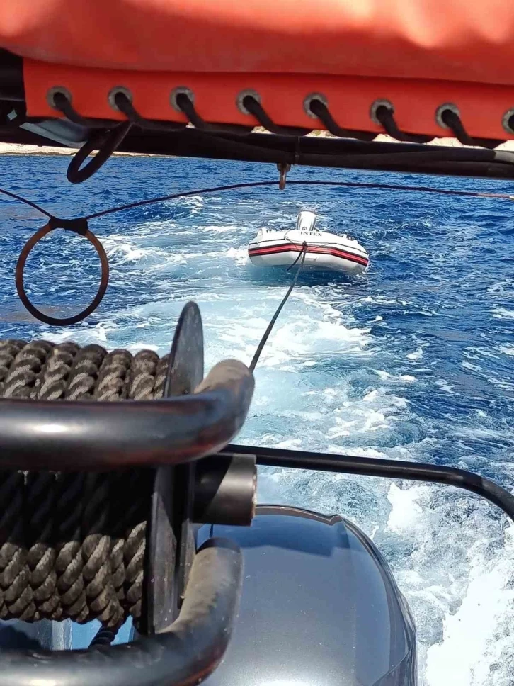 Bodrum açıklarında sürüklenen botu KIYEM ekipleri kurtardı
