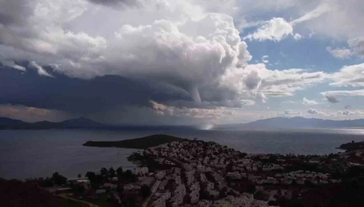 Bodrum’da denizde bir anda beliren hortumun ardından dolu ve sağanak bastırdı
