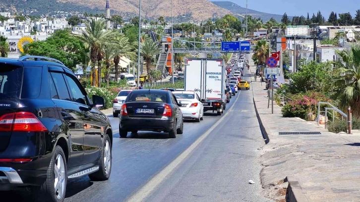 Bodrum’da dönüş yolunda 10 kilometrelik araç kuyruğu oluştu
