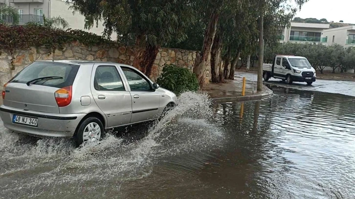 Bodrum’da güneşli ve sıcak hava, yerini yağmura bıraktı
