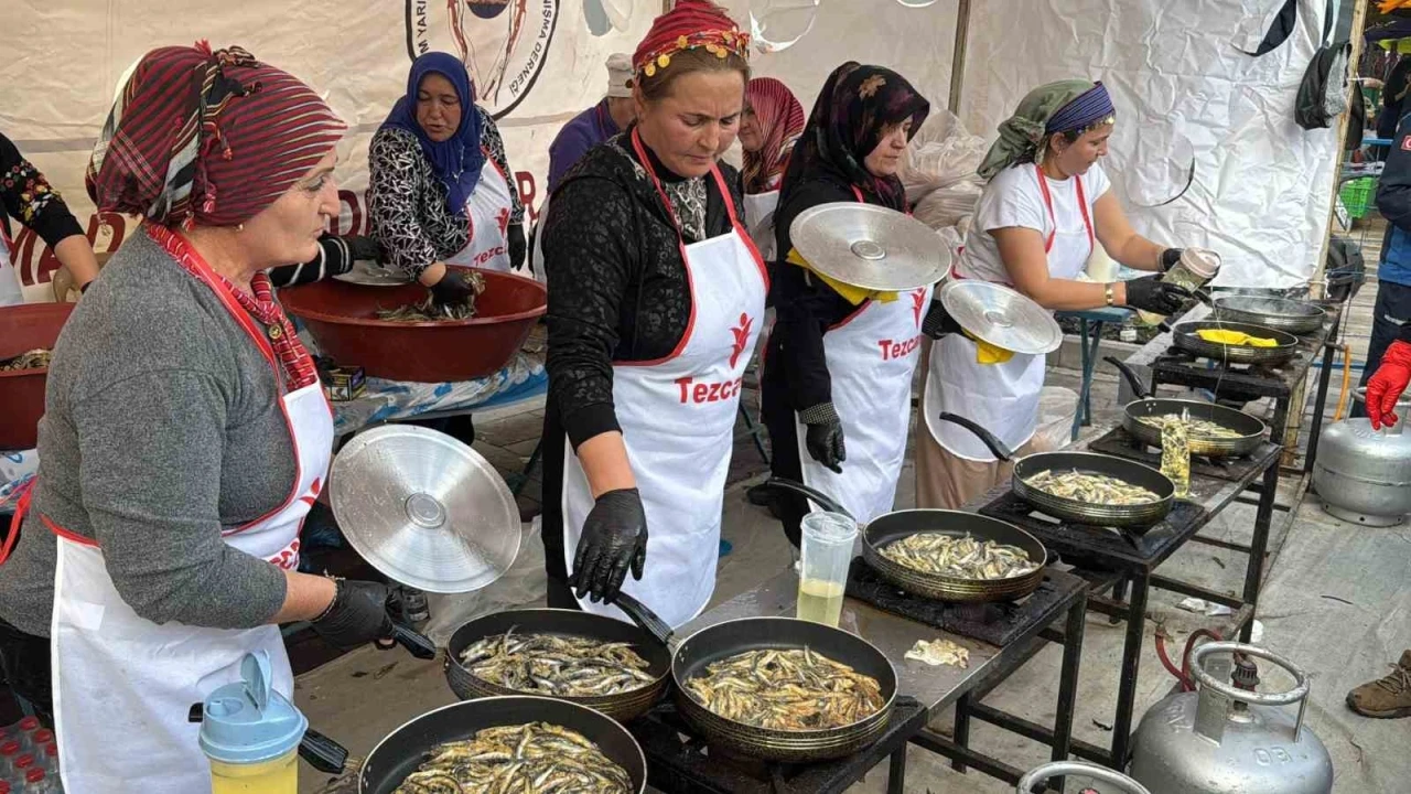 Bodrum’da hamsi ziyafeti: 3 ton hamsi dağıtıldı
