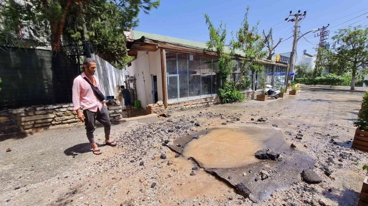 Bodrum’da isale hattı yine patladı, bazı iş yerlerini su bastı
