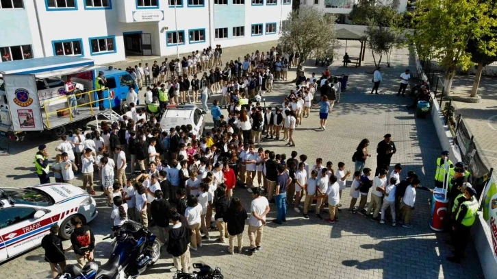 Bodrum’da öğrencilere uygulamalı emniyet kemeri eğitimi verildi
