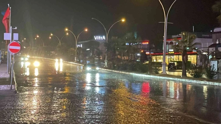 Bodrum’da sağanak yağış cadde ve sokakları göle çevirdi
