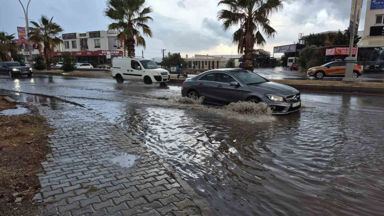 Bodrum’da sağanak yağış etkili oldu
