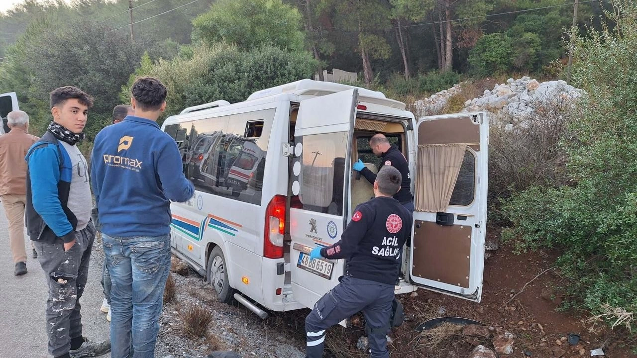 Bodrum'da yolcu minibüsü, şarampole düştü: 8 yaralı