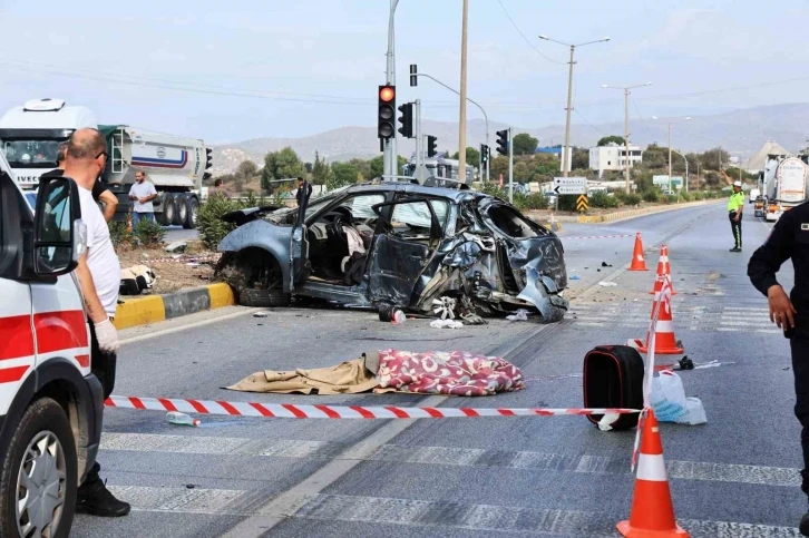 Bodrum - Milas kara yolunda otomobil otobüsün altında kaldı: 1 ölü, 3 yaralı
