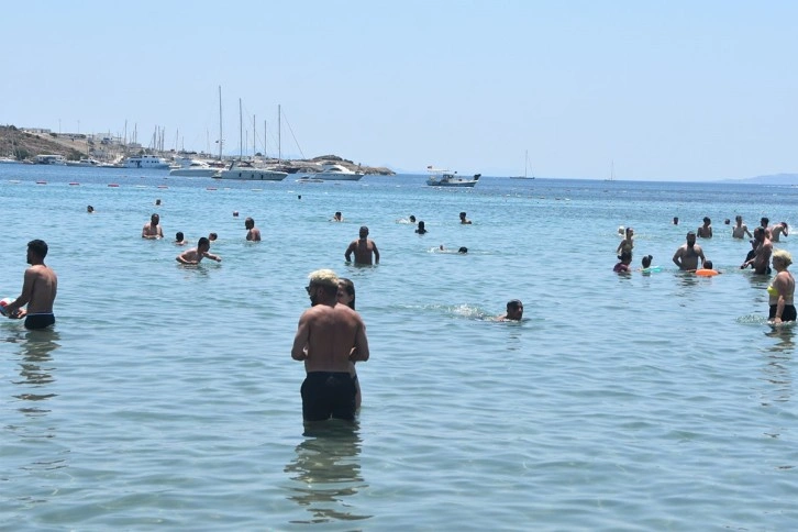 Bodrum'da bayram nüfusu 1 milyona aştı, sahiller doldu taştı