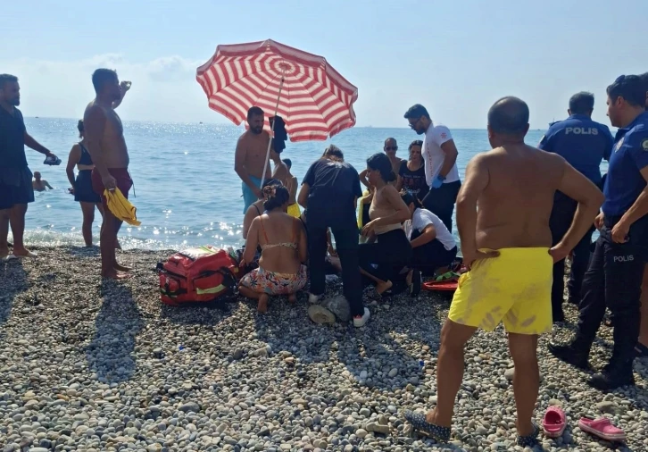 Boğulma tehlikesi geçiren gence ilk müdahaleyi izinli sağlıkçılar yaptı
