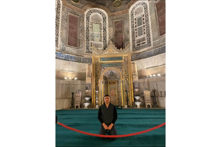 Boksör Muammer Hukic, Ramazan Ayı'nın ilk günü Ayasofya'da namaz kıldı