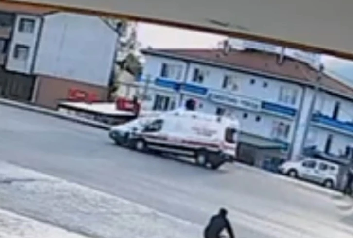 Bolu’da ambulans ile ticari araç çarpıştı: 1 yaralı
