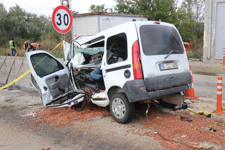 Bolu’da, hafif ticari araç gişelerde beton bariyere çarptı: 3 ölü 1 yaralı
