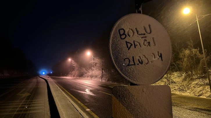 Bolu Dağı geçişinde hafif kar yağışı etkili oluyor
