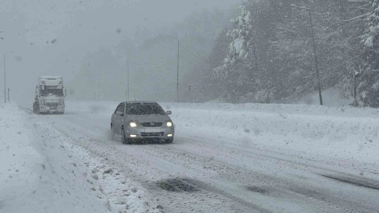 Bolu Dağı’nda kar yağışı etkili oluyor: Kar kalınlığı 75 santimetreyi aştı
