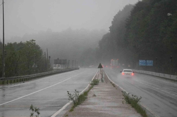 Bolu Dağı’nda şiddetli sağanak ve sis etkili oluyor
