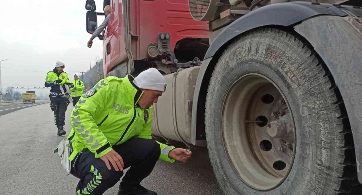 Bolu Dağı’nda sürücüler polisin uygulamasına takıldı
