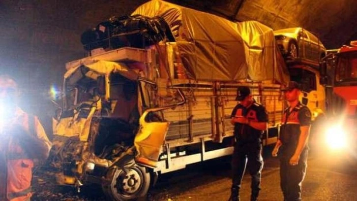 Bolu Dağı Tüneli'nde 3 TIR ve 1 kamyonet birbirine girdi