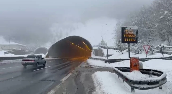 Bolu Dağı ve Düzce’de kara rağmen ulaşım aksamadan sürüyor
