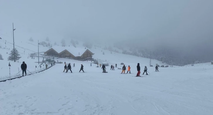 Bolu’nun yükseklerinde kar yağışı: Kartalkaya’da kar kalınlığı 1 metreye ulaştı
