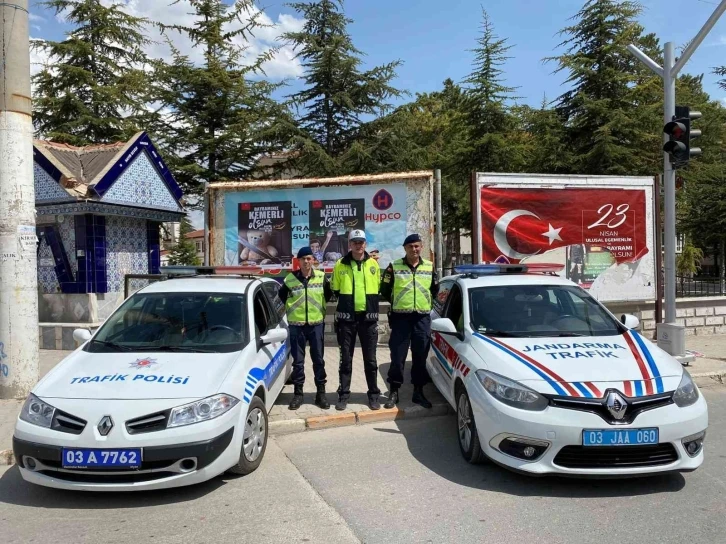 Bolvadin’de polis ve jandarma sürücüleri afişlerle uyardı
