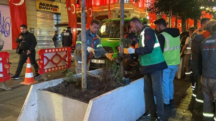 Bombalı saldırı sonrası beton saksılar İstiklal Caddesi’nden kaldırılıyor
