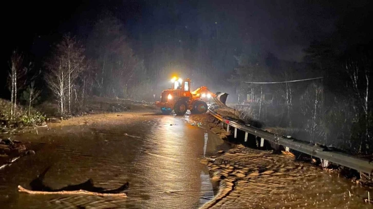 Borçka’da sel hasara neden oldu, cemaat camide mahsur kaldı
