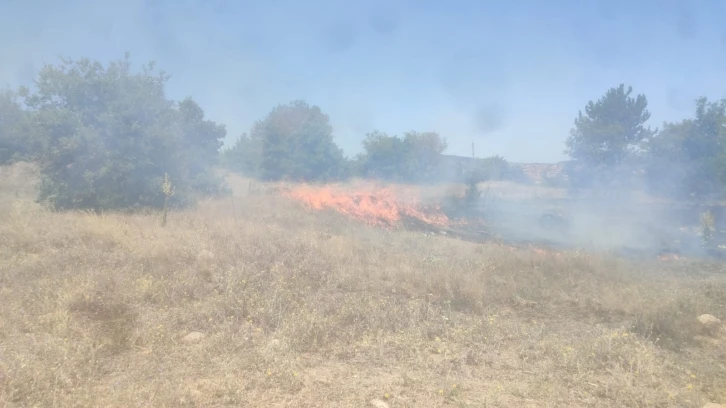 Boş arazide çıkan yangın ekili alana ulaşmadan söndürüldü
