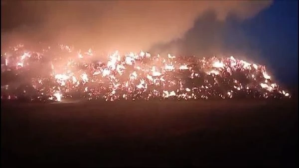 Boş arazideki saman balyaları yandı