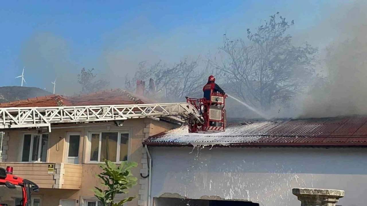 Boş binada başlayan yangın, atölyeye sıçradı
