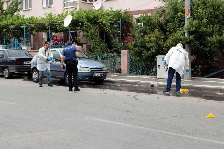 Boşandığı eşi ve arkadaşına sokak ortasında kurşun yağdırdı
