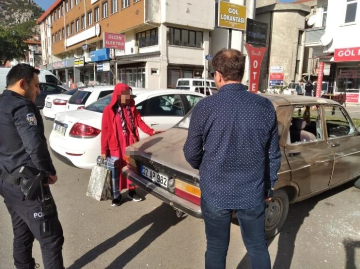 Boşanma aşamasında olduğu eşine sinirlenen kadın otomobilin camlarını kırdı
