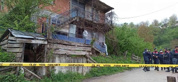 Boşanma aşamasındaki eşini öldürdü, oğlunu yaraladı
