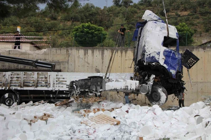 Boya yüklü tır yoldan uçtu, vatandaş deprem sandı
