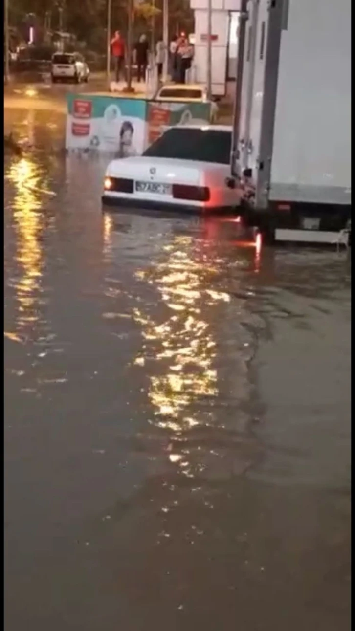 Boyabat’ta sağanak: Yollar göle döndü
