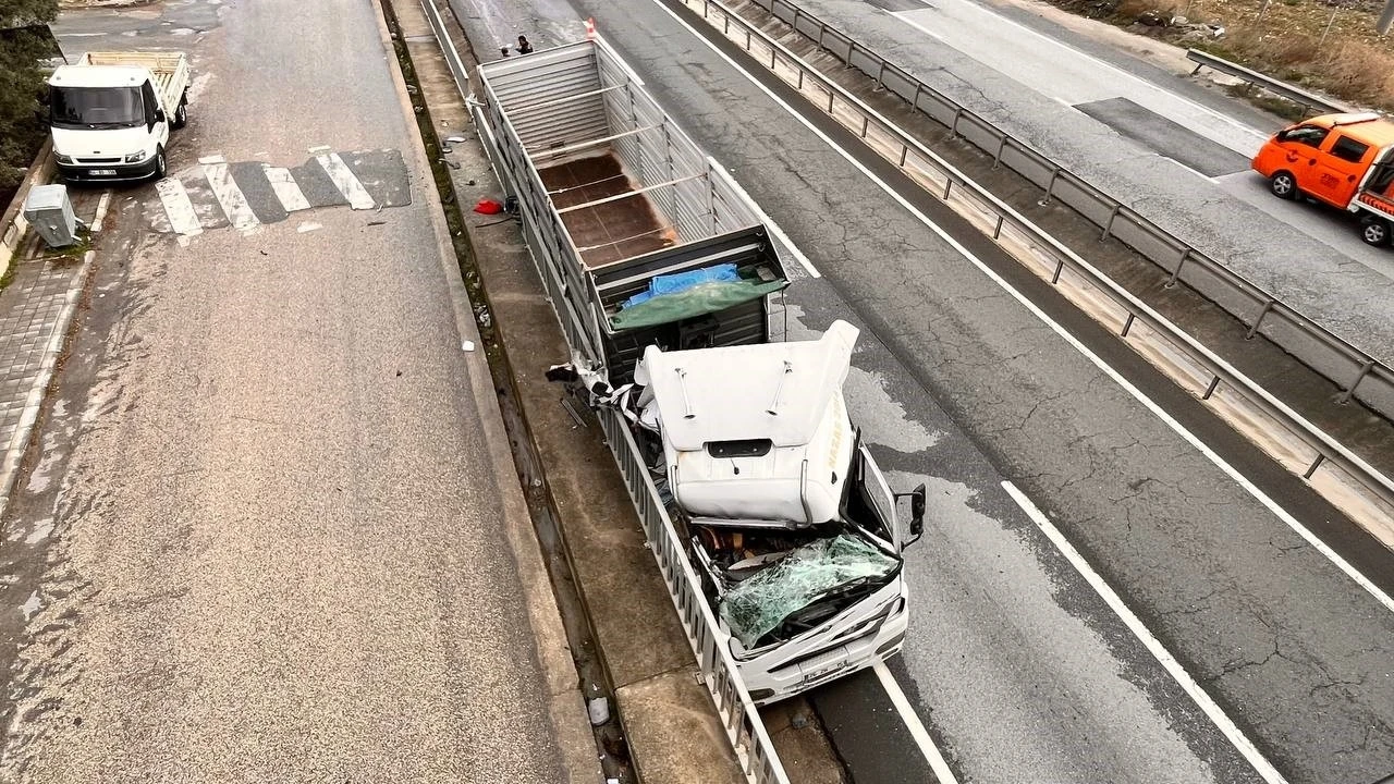 Böyle kaza görülmedi: Kamyonun sıkıştırıp yoldan çıkarttığı tır, beton bariyerlere çarptı
