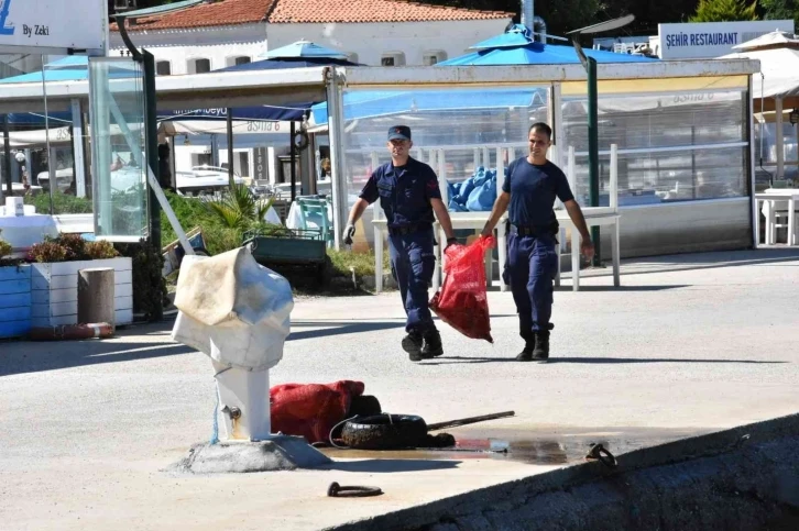 Bozcaada’da yarım saatte denizin dibinden 40 çuval çöp çıktı
