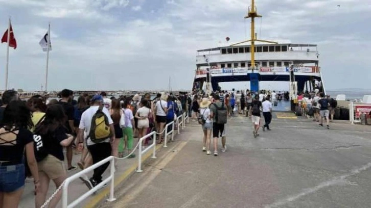 Bozcaada feribot hattında yoğunluk nedeniyle yarın ek seferler yapılacak