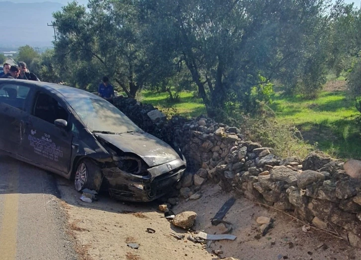 Bozdoğan’da sürücü kursu aracı kaza yaptı: 2 yaralı
