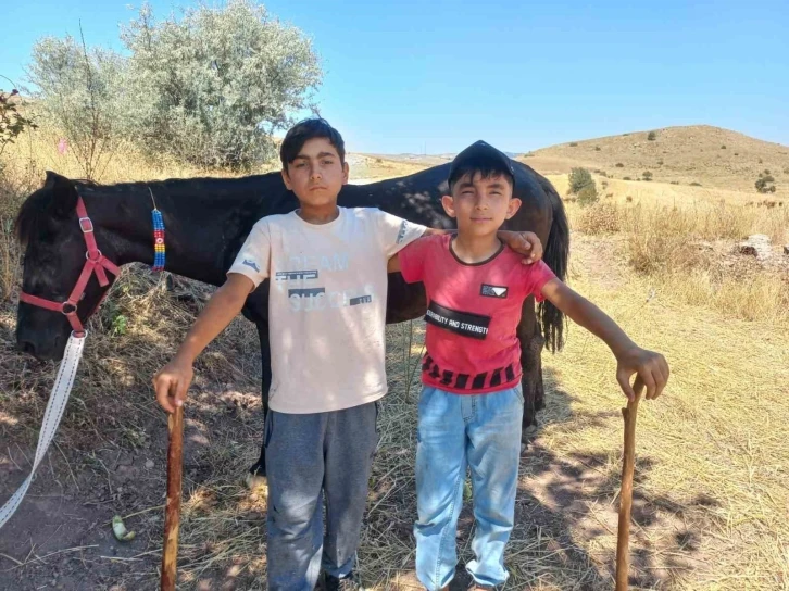 Bozkırın minik çobanları, biri polis diğeri sanayide usta olmak istiyor
