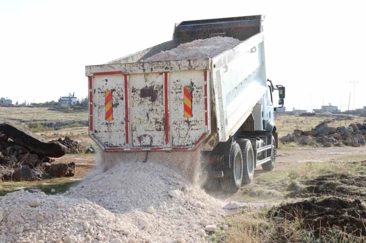 Bozova Belediyesi kırsalda yol çalışmalarını sürdürüyor
