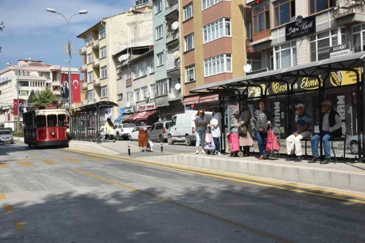 Boztram Bozüyük’te ana caddeyi süslüyor
