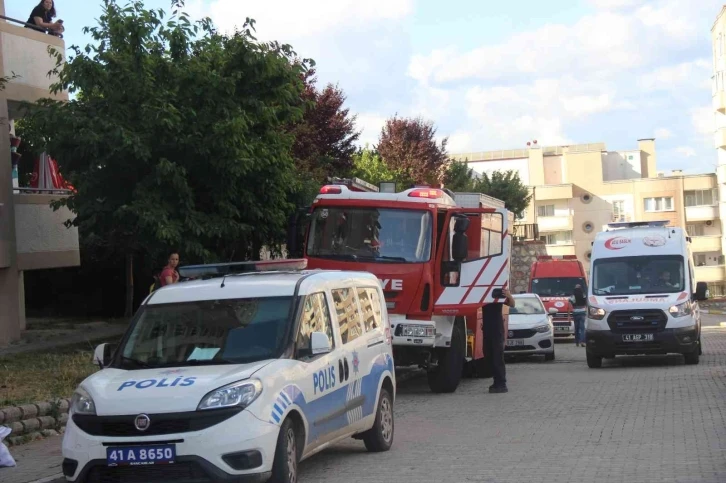 Bozulan asansörden çıkmaya çalışırken boşluğa düşüp yaralandı
