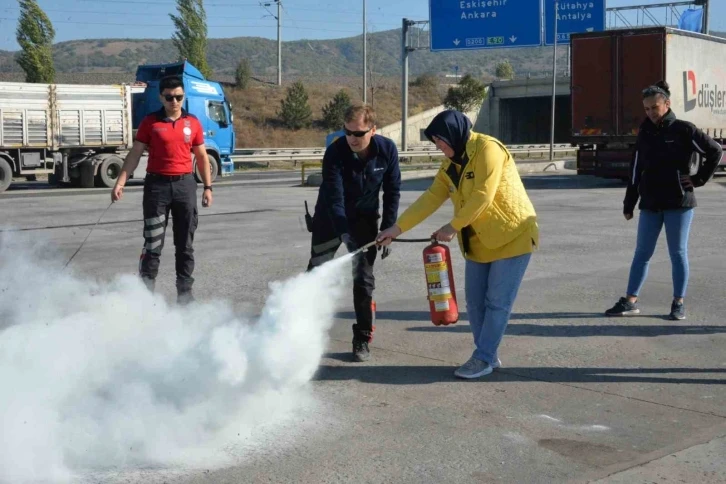 Bozüyük Belediyesi İtfaiyesi’nden işyeri  personellerine yangın eğitimi
