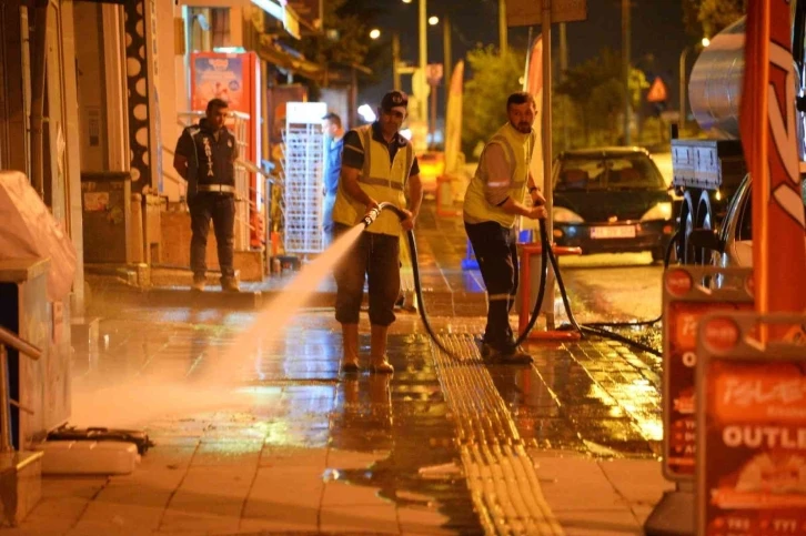 Bozüyük’te ana cadde kaldırımları yıkanarak bayrama hazırlanıyor
