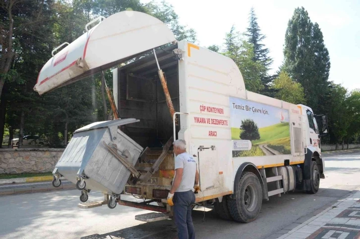 Bozüyük’te çöp konteynerleri mahalle mahalle yıkanarak temizleniyor
