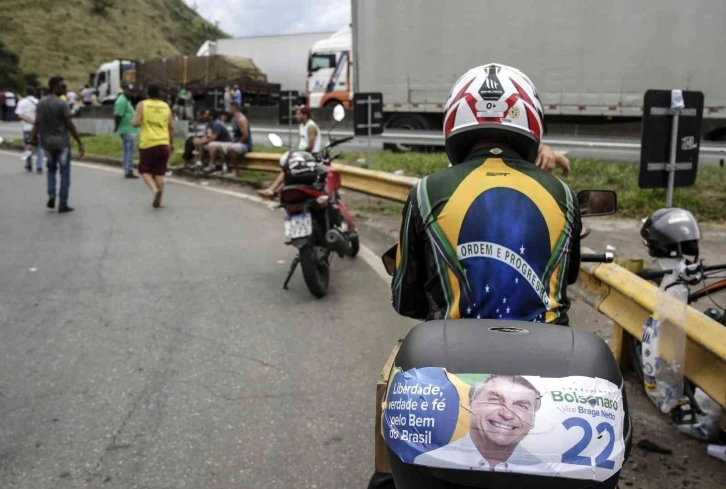 Brezilya’da seçimi kaybeden Bolsonaro’nun destekçileri yolları trafiğe kapattı
