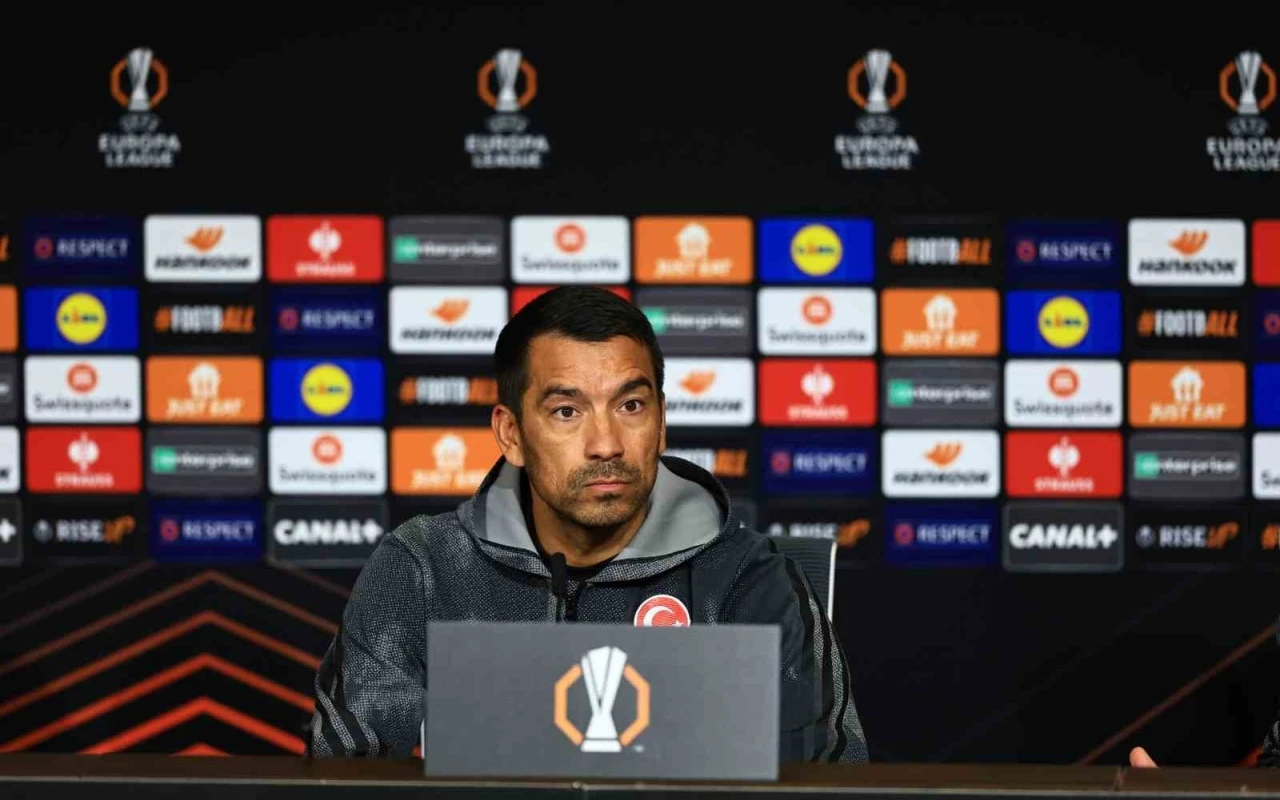 Bronckhorst: &quot;İyi bir takıma karşı oynayacağız&quot;
